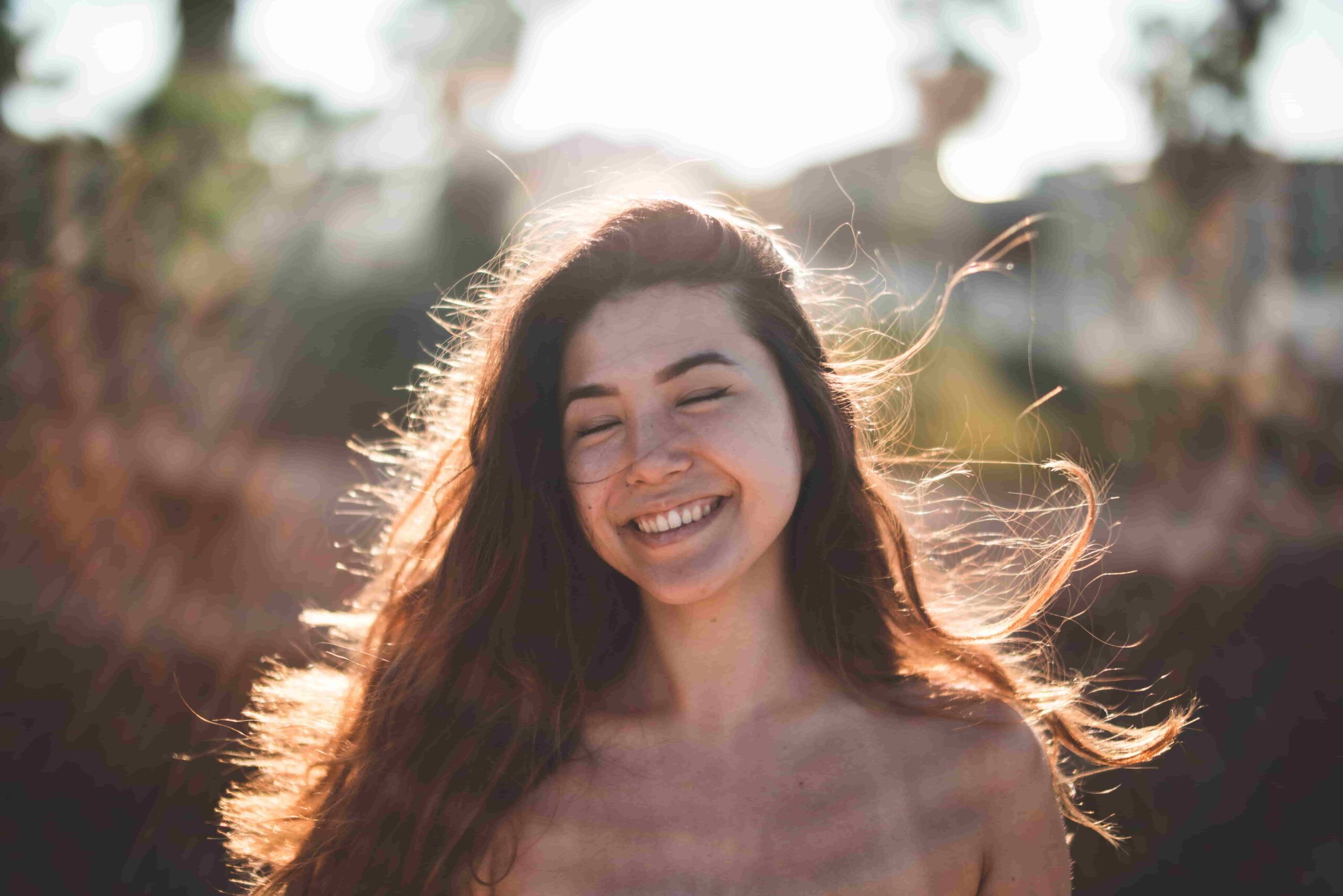 mujer disfrutando el aire