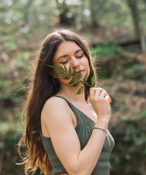 mujer con una planta