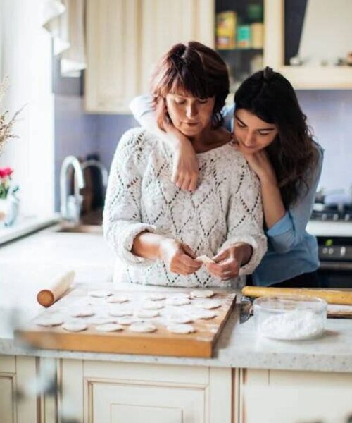 mamá e hija abrazándose