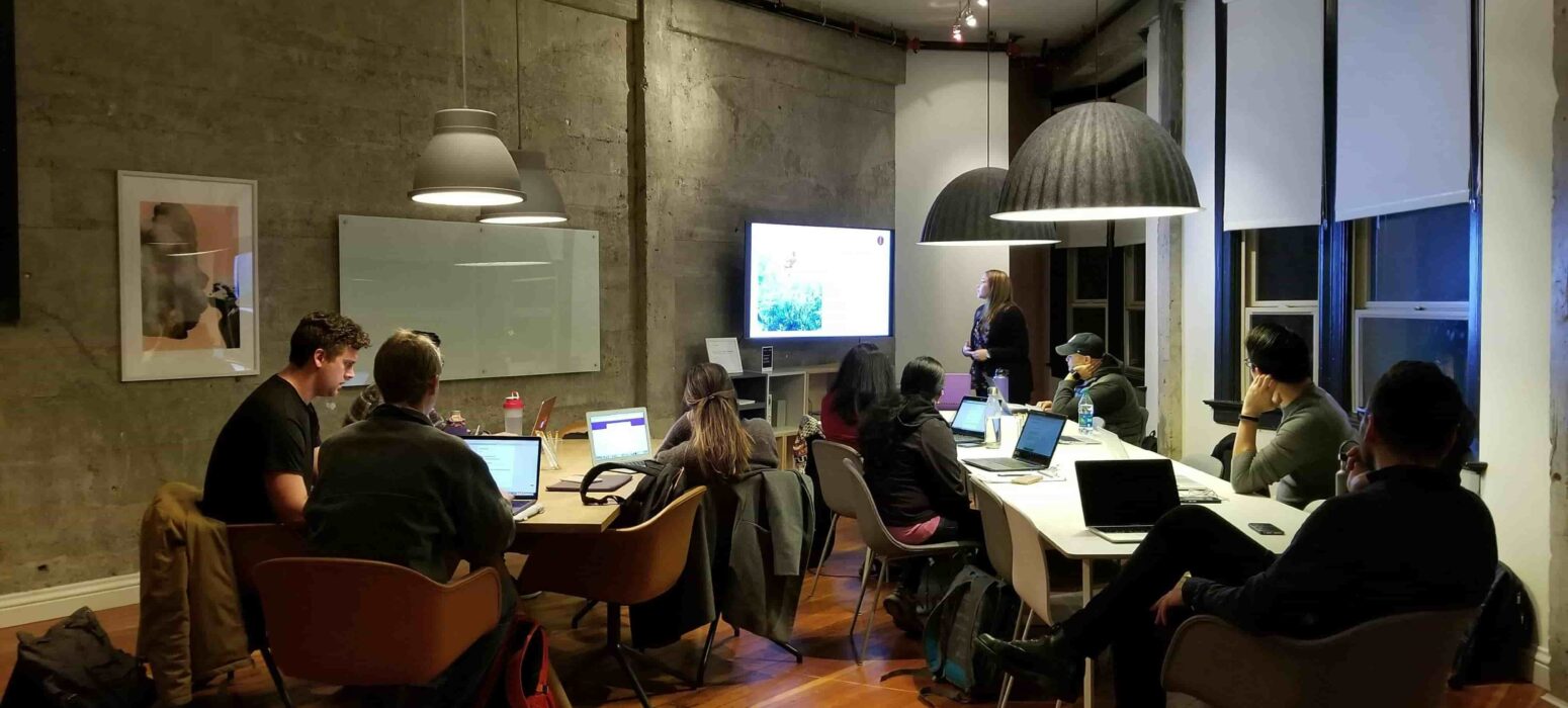 equipo en una sala de juntas