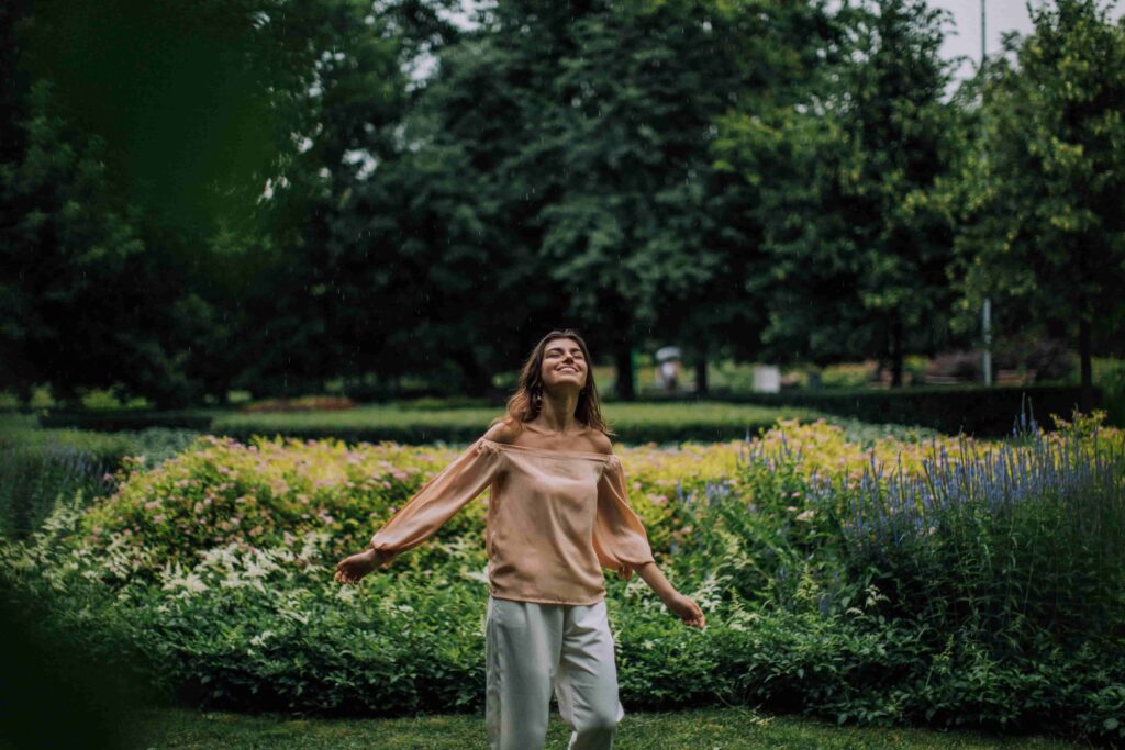 Mujer entre flores