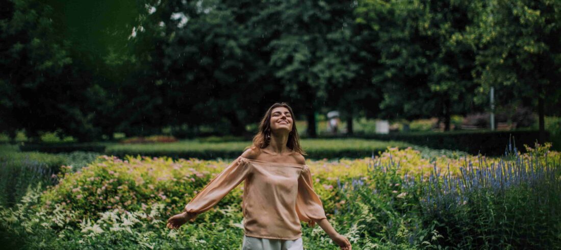 Mujer entre flores