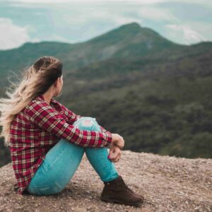 mujer contamplando la montaña