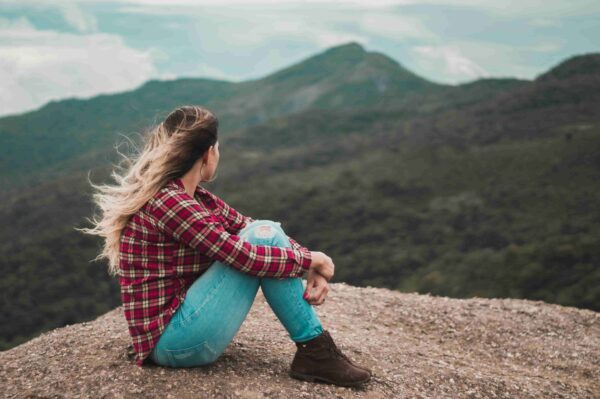 mujer contamplando la montaña