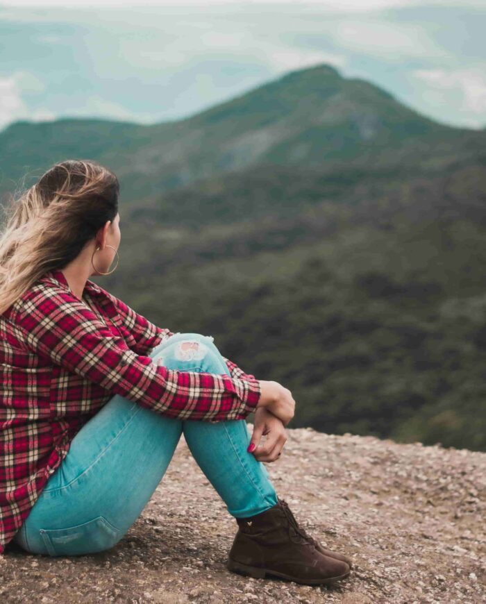mujer contamplando la montaña