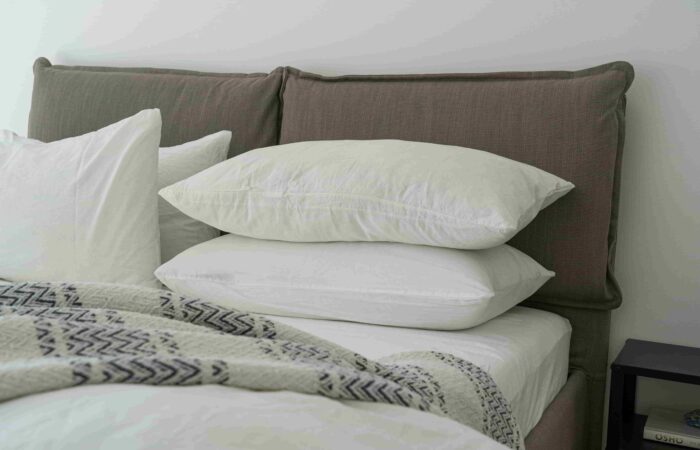 almohadas en una cama